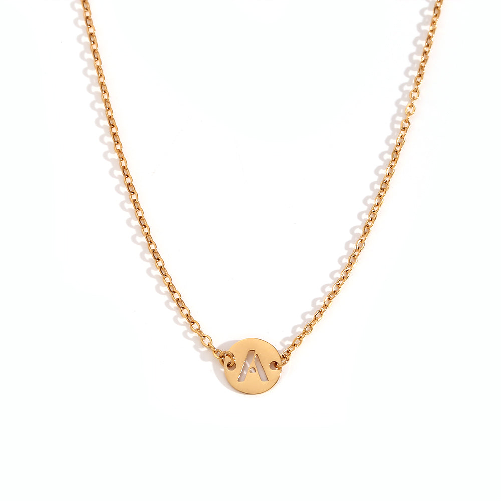 Collar letra calada