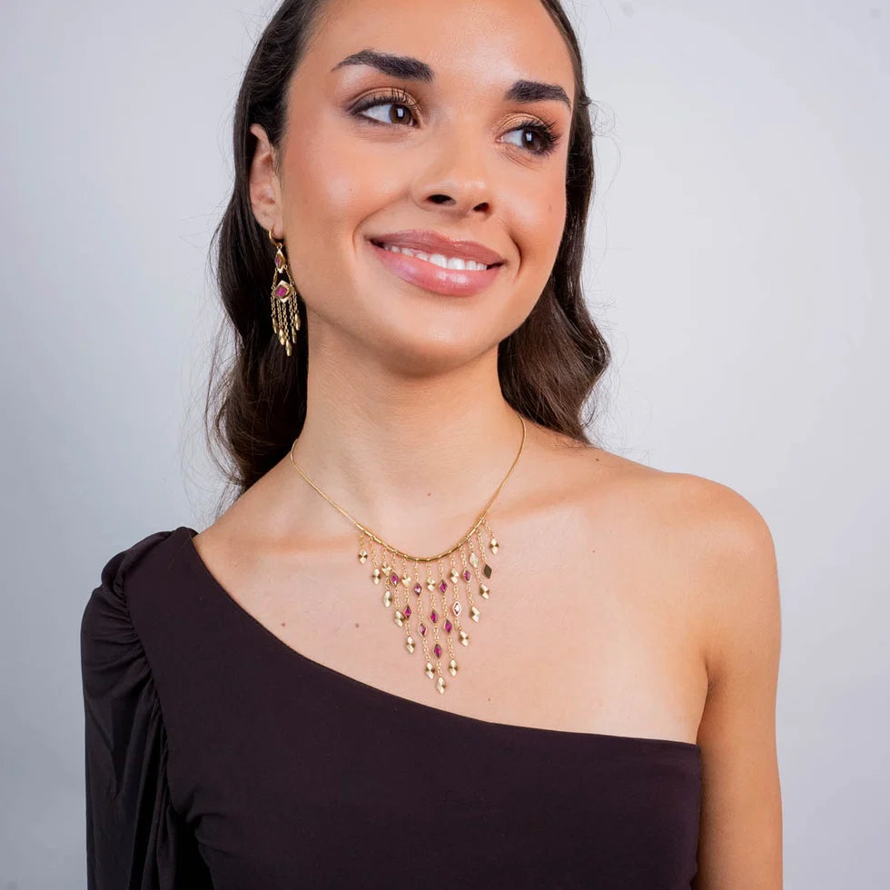 Collar rombos y piedras rosas