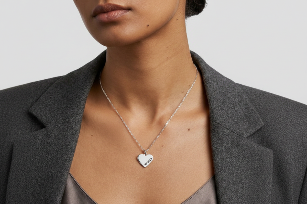 Modelo con collar corazón ABUELA letras lateral derecho